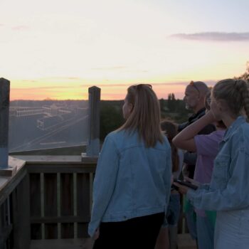 photo d'une famille sur un des belvédères des Tours Mirandes