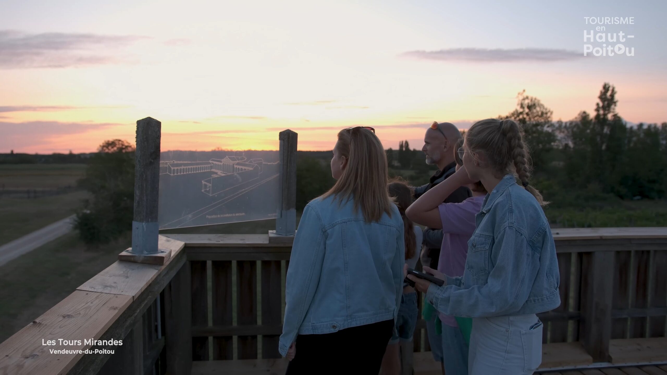 photo d'une famille sur un des belvédères des Tours Mirandes