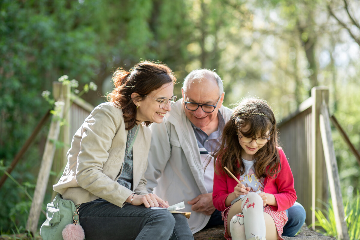 famille jouant à un jeu d'énigmes