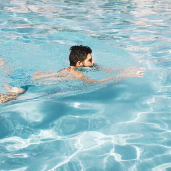 homme qui nage dans une piscine ©Magnific