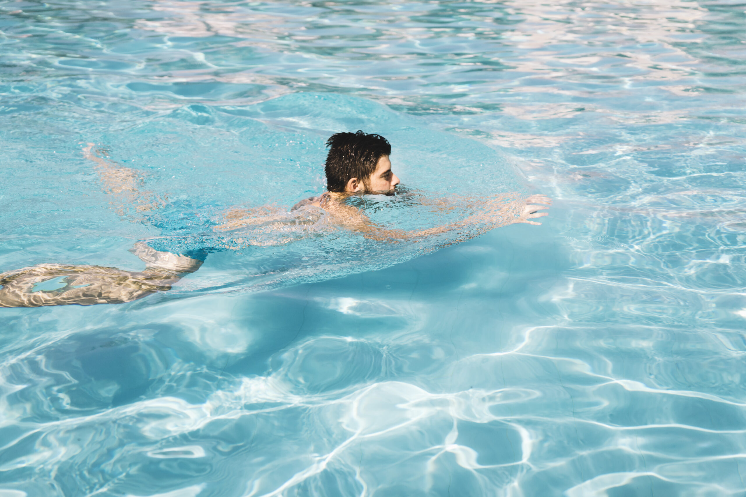 homme qui nage dans une piscine ©Magnific