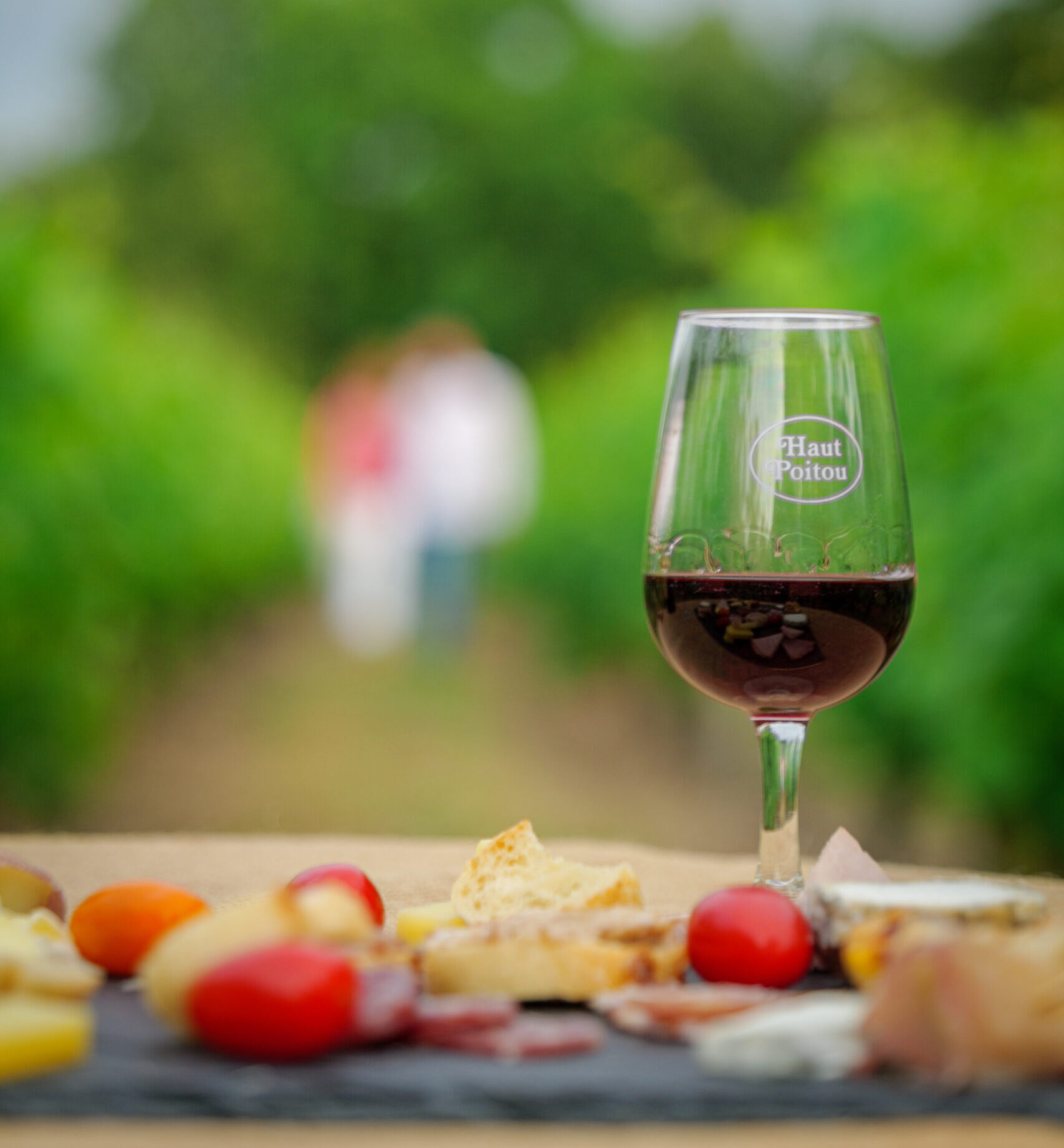 Apéritif dans les vignes ©Agence Départementale du Tourisme de la Vienne